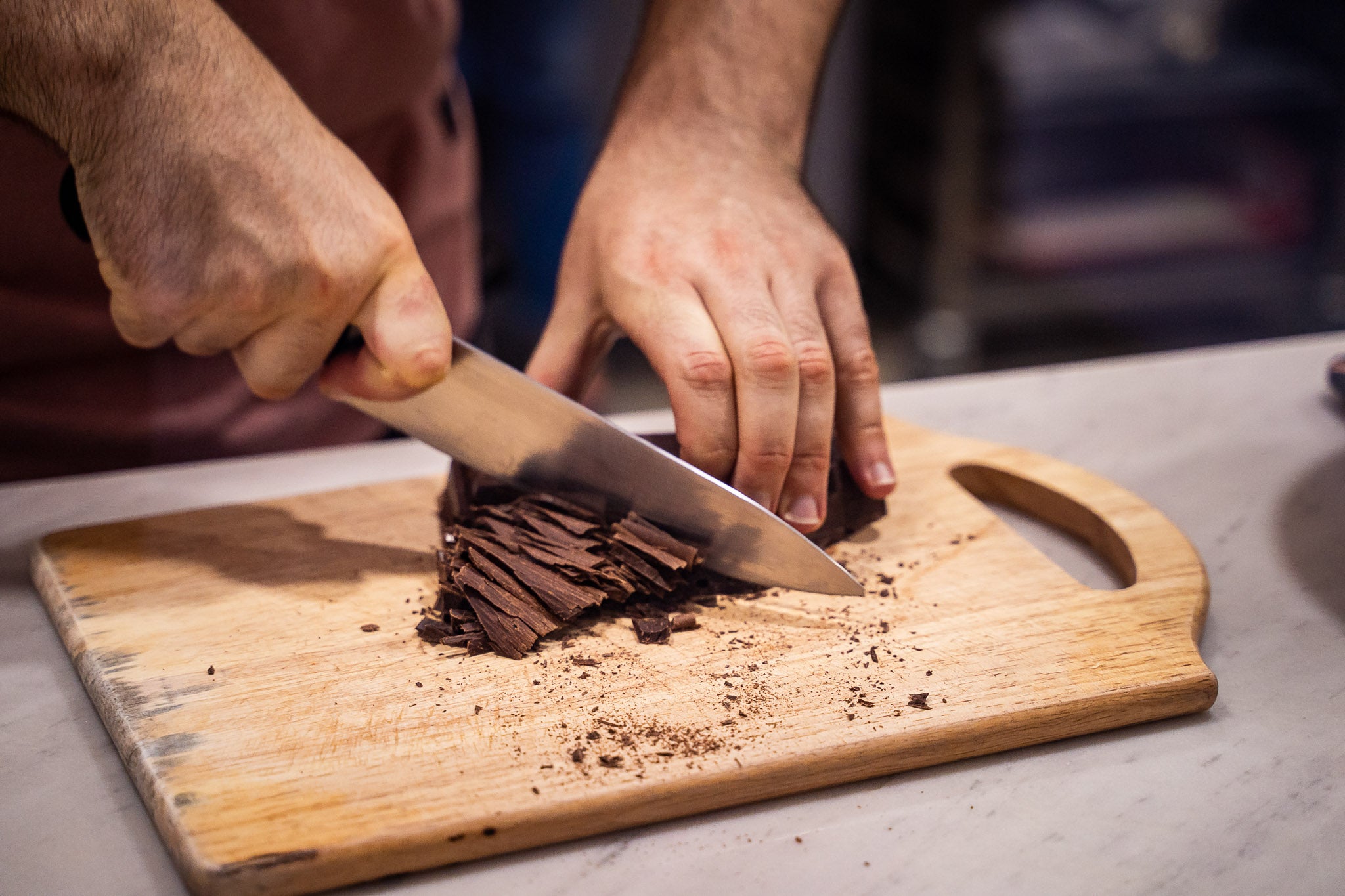 Chef chopping kad kokoa chocolate